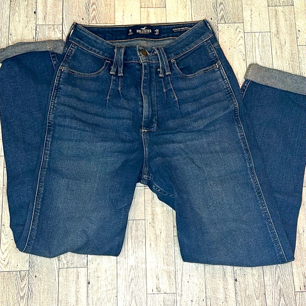 Hollister Ultra High- Rise Mom Jeans, 1R